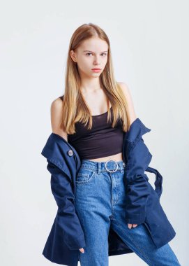 Stüdyoda küçük bir kızın portresi.