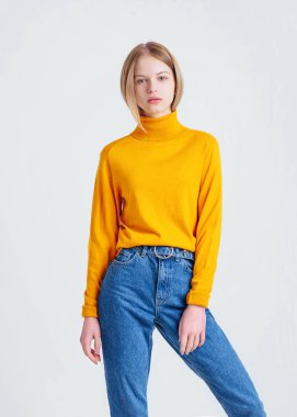 Stüdyoda küçük bir kızın portresi.