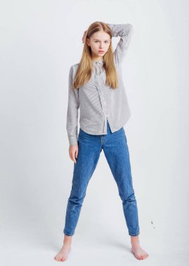 Stüdyoda küçük bir kızın portresi.