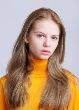 Stüdyoda küçük bir kızın portresi.