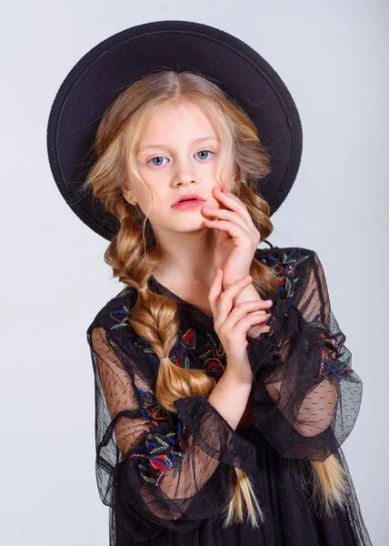 Stüdyoda küçük bir kızın portresi.