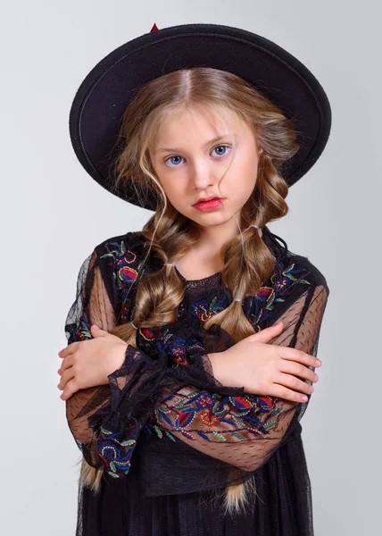 Stüdyoda küçük bir kızın portresi.