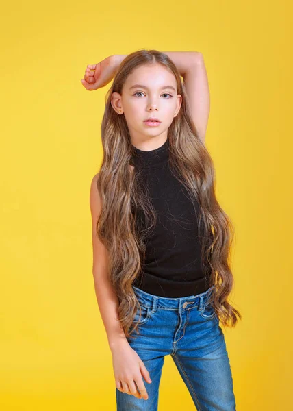 Porträt Eines Kleinen Modelmädchens Studio — Stockfoto