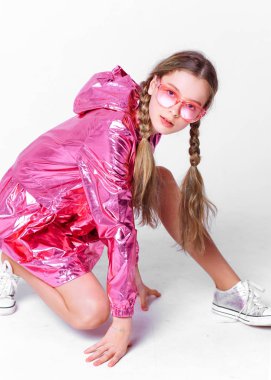 Stüdyoda küçük bir kızın portresi.