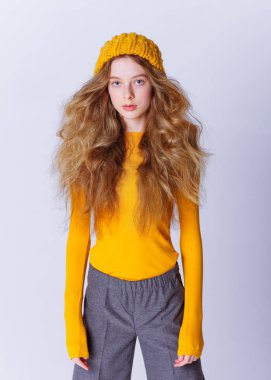 Stüdyoda küçük bir kızın portresi.