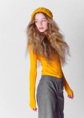 Stüdyoda küçük bir kızın portresi.