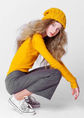 Stüdyoda küçük bir kızın portresi.