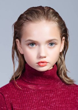 Stüdyoda küçük bir kızın portresi.