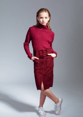 Stüdyoda küçük bir kızın portresi.