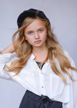 Stüdyoda küçük bir kızın portresi.