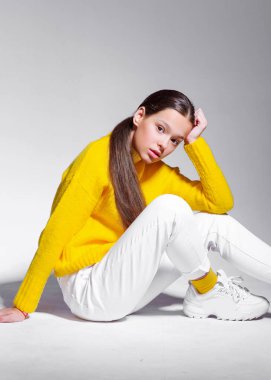 Stüdyoda küçük bir kızın portresi.