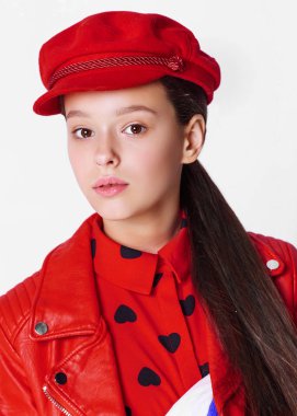 Stüdyoda küçük bir kızın portresi.