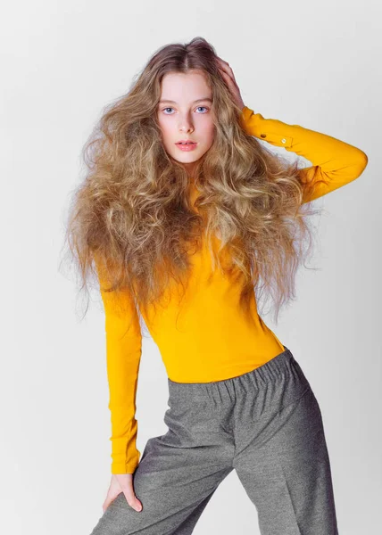 Portrait de petite fille modèle en studio — Photo