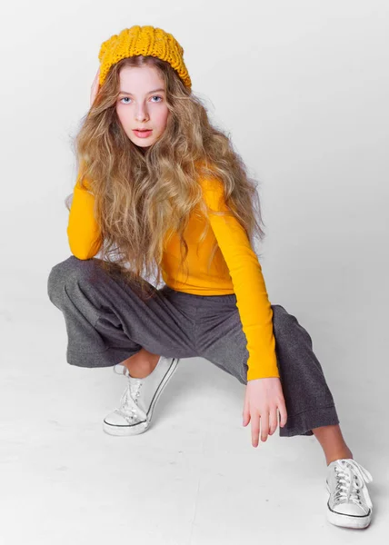 Portrait de petite fille modèle en studio — Photo