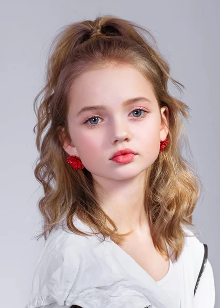 Retrato de niña modelo en el estudio — Foto de Stock