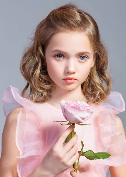 Πορτρέτο του μικρού κοριτσιού μοντέλο στο στούντιο — Φωτογραφία Αρχείου
