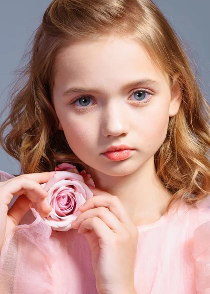 Portrait de petite fille modèle en studio — Photo