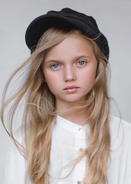 Retrato de menina modelo em estúdio — Fotografia de Stock