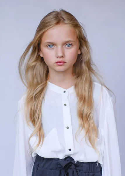 Porträtt av liten modell flicka i studio — Stockfoto