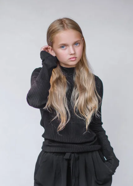 Portrait de petite fille modèle en studio — Photo