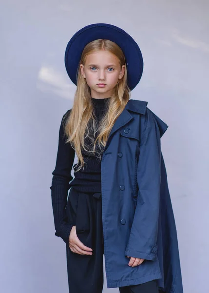 Retrato de niña modelo en el estudio —  Fotos de Stock