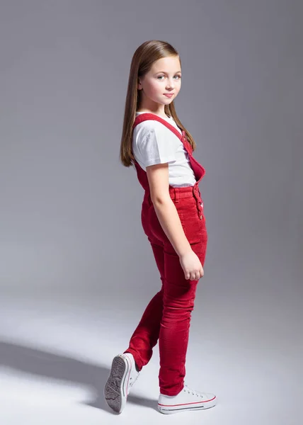 Πορτρέτο του μικρού κοριτσιού μοντέλο στο στούντιο — Φωτογραφία Αρχείου