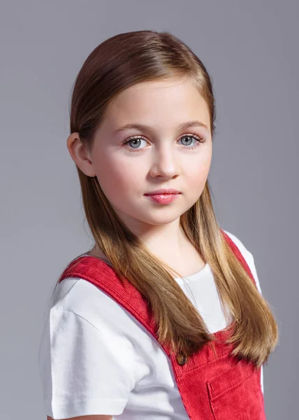 Porträtt av liten modell flicka i studio — Stockfoto