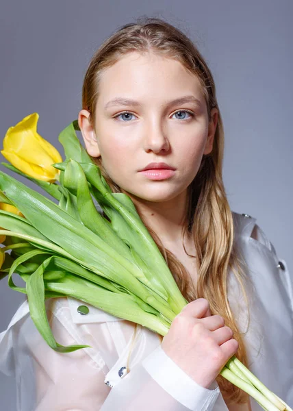 Portret małej modelki w studio — Zdjęcie stockowe