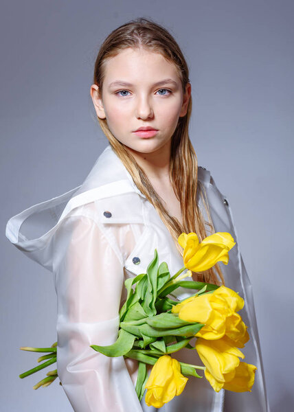 портрет маленькой модели девушки в студии