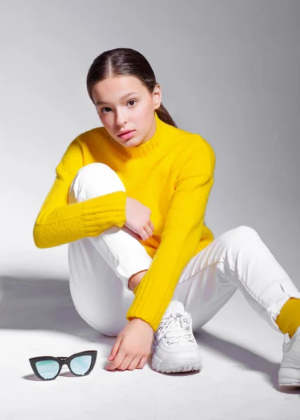 Retrato de niña modelo en el estudio — Foto de Stock