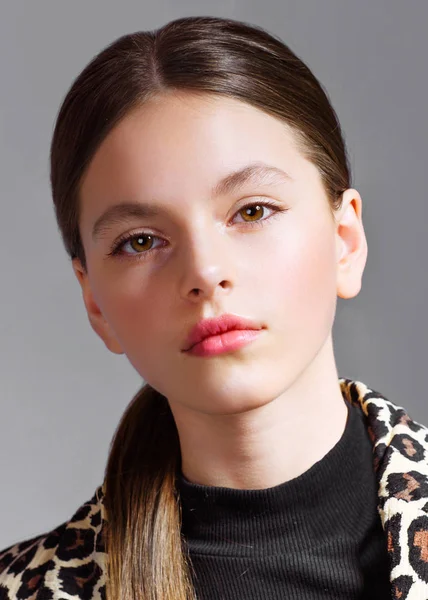 Portré kis modell lány a stúdióban — Stock Fotó