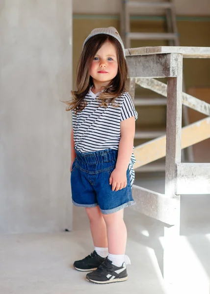 Portrait of little girl outdoors in summer — Stock Photo, Image