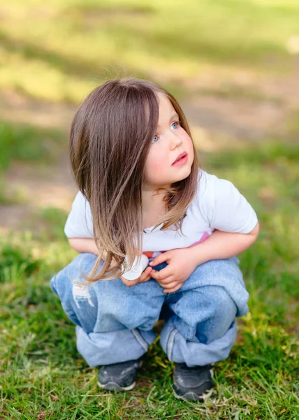 Portrait de petite fille en plein air en été — Photo