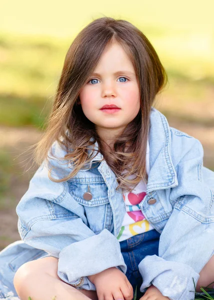 Портрет маленькой девочки на открытом воздухе летом — стоковое фото