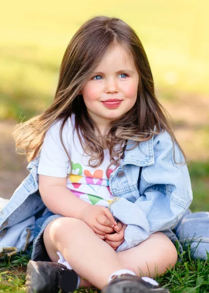 Portrait de petite fille en plein air en été — Photo