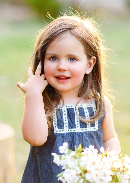 Retrato de niña al aire libre en verano —  Fotos de Stock