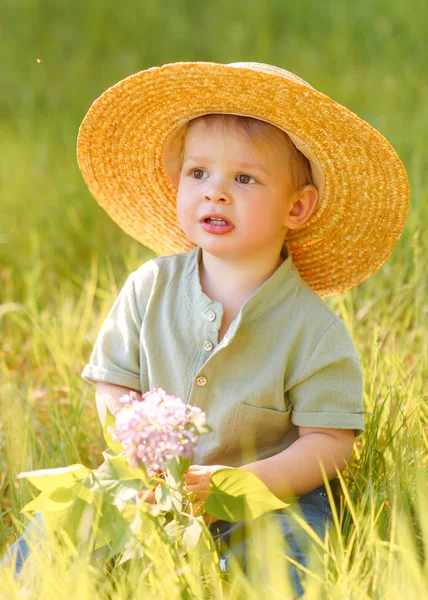 Портрет маленького мальчика на открытом воздухе летом — стоковое фото