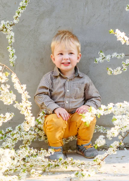 Porträtt av pojke utomhus i sommar — Stockfoto