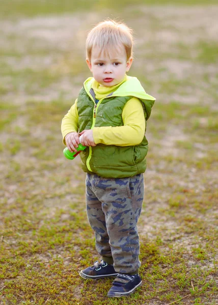 Portret chłopca na zewnątrz w lecie — Zdjęcie stockowe