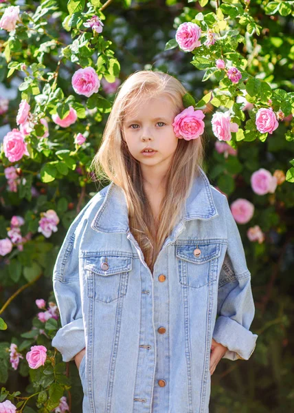 Retrato de niña al aire libre en verano — Foto de Stock