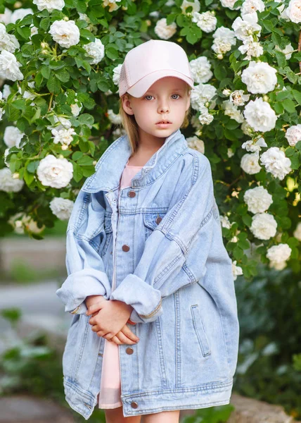 Retrato de niña al aire libre en verano —  Fotos de Stock