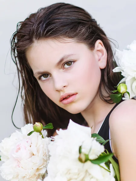 Portrait of little girl outdoors in summer — Stock Photo, Image