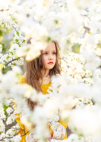 Portret van klein meisje buiten in de zomer — Stockfoto