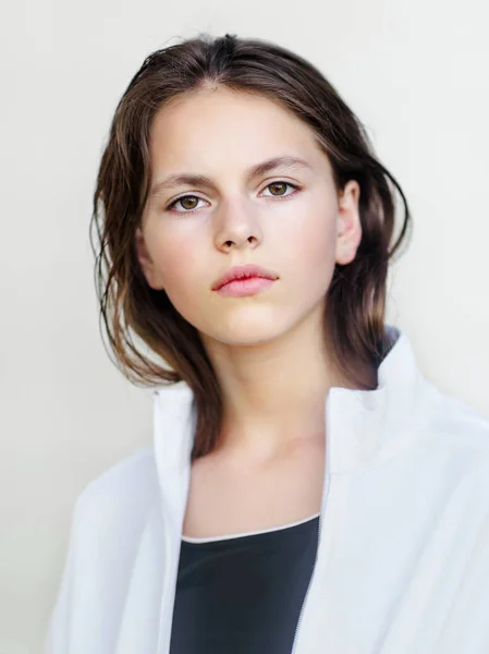 Retrato de niña al aire libre en verano —  Fotos de Stock