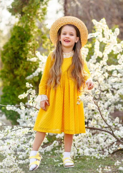 Porträt eines kleinen Mädchens im Sommer — Stockfoto