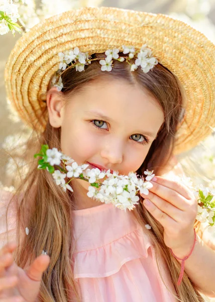 Portrait de petite fille en plein air en été — Photo