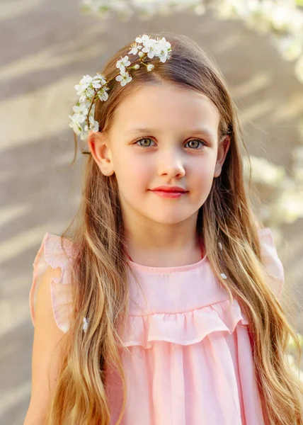 Portrait de petite fille en plein air en été — Photo