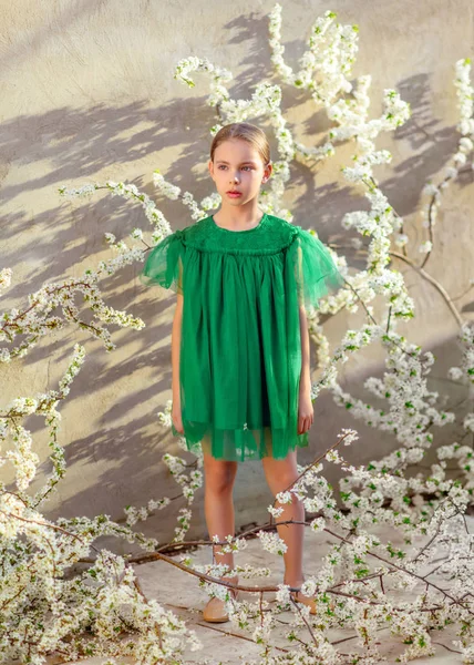 Retrato de niña al aire libre en verano — Foto de Stock