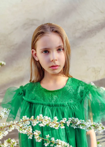 Retrato de niña al aire libre en verano — Foto de Stock