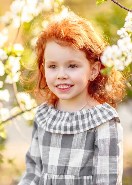 Portret van klein meisje buiten in de zomer — Stockfoto